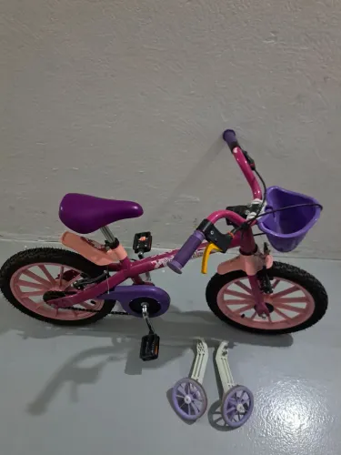 Vendo bicicleta infantil 2 a 6 anos.