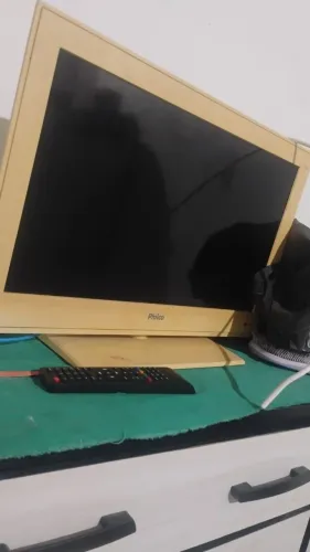 Tv Philco não é smart tem 2 entrada HDMI 2 entrada USB serve como monitor entrada para pc