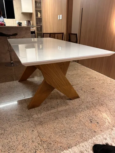 Oportunidade! Mesa de Jantar de Luxo - Design Moderno, Vidro Leitoso e Pés em Madeira