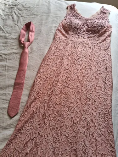 Vestido de festa e gravata