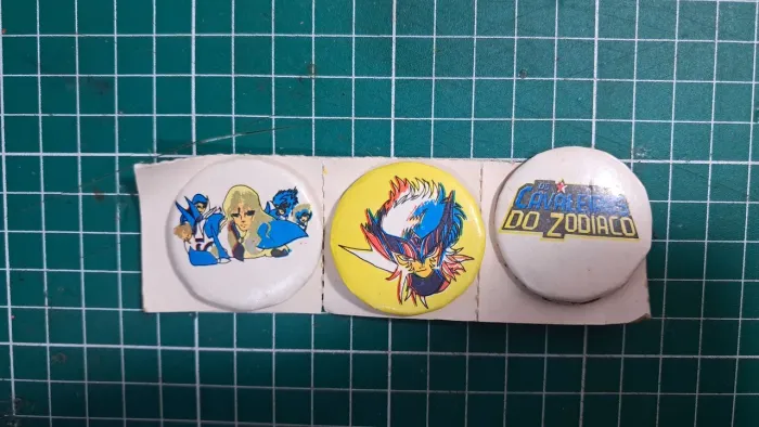 3 Broches bottons Cavaleiros do Zodíaco anos 90