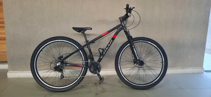 Bicicleta Caloi super aro 29 freio hidráulico Shimano MT 200 usado novo ótimo estado