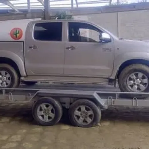 Carretinha prancha 02 eixos para transportar veículos.