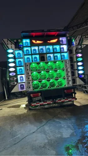 Paredão de som em cima de uma D40