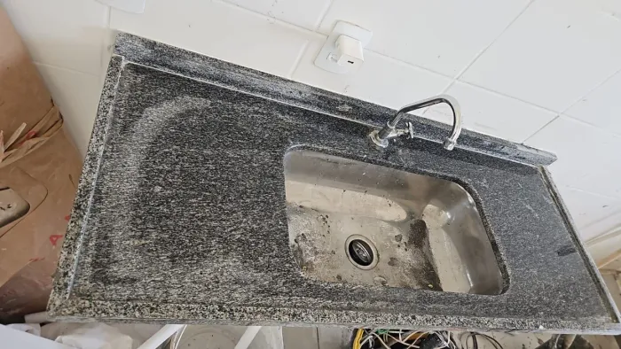 Vendo Pia de Cozinha com cuba e torneira 