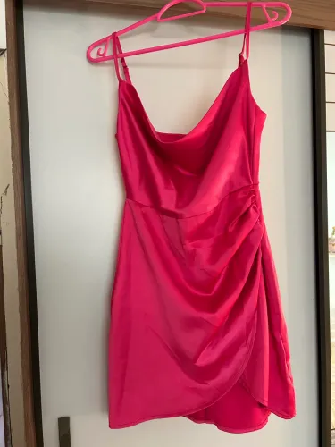 Vende-se vestido de cetim rosa, Renner | NUNCA USADO