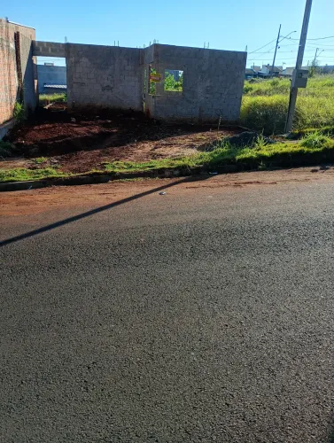 Vende se direitos de terreno 156 M2 + Casa Respaldada de 56 m2a