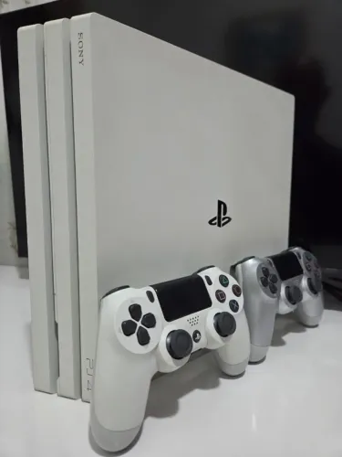 Vendo Playstation 4 PRO - Glacier White DESBLOQUEADO + 02 Controles (TROCO POR SERIES S)