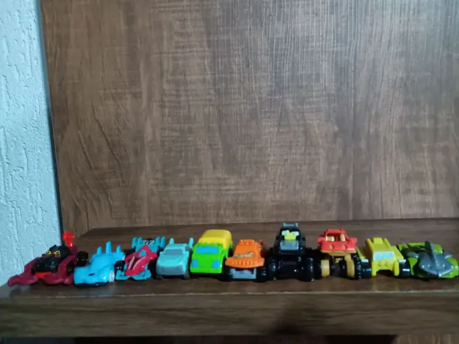 10 carrinhos miniaturas Kinder ovo usados na condição