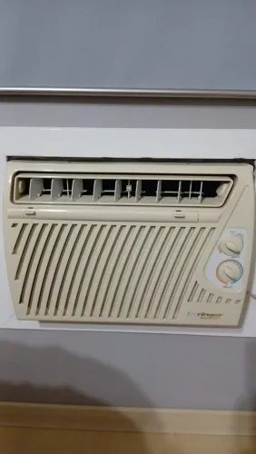 Ar Condicionado de gaveta 7500 Btus Springer com capa de proteção