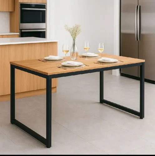 mesa industrial com 4 cadeiras