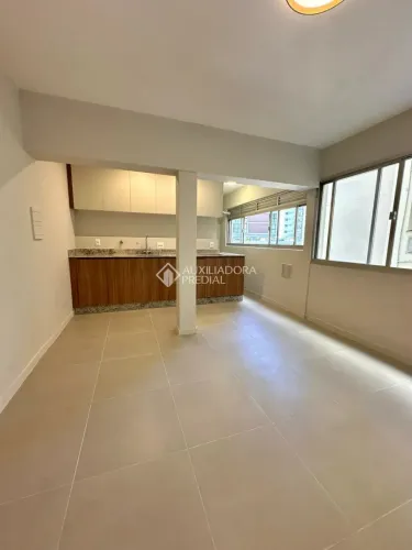 Stúdio reformado com localização privilegiada no Centro de Florianópolis SC!