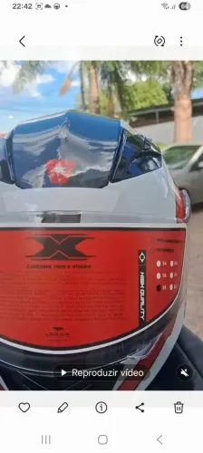 Capacete articulado com óculos.