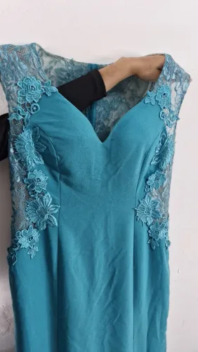 Vestido de Festa Longo Azul Turquesa com Renda Floral - Veste 44/46