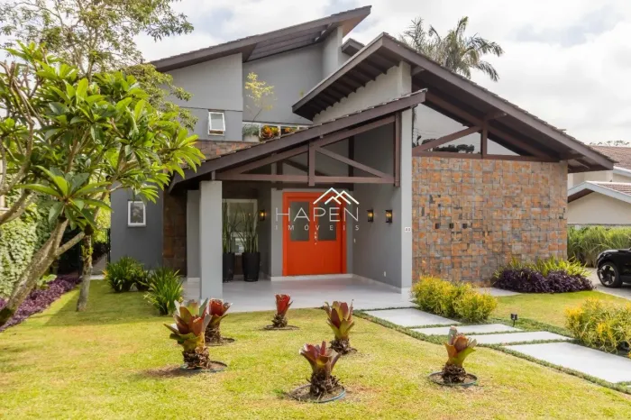 Casa em condomínio 4 suítes com quintal em Pinhais