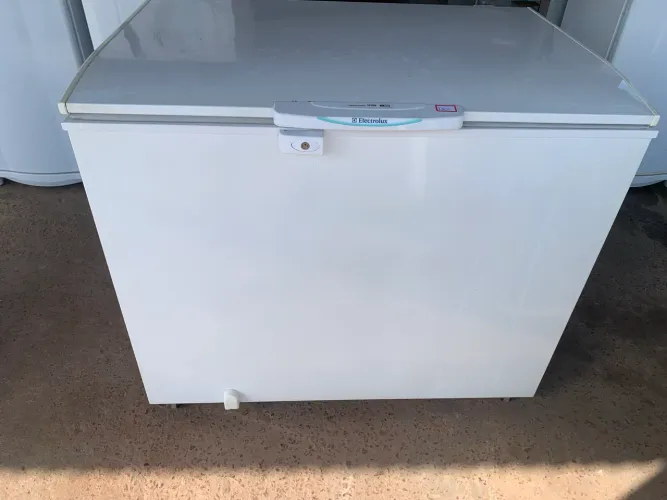 Vendo esse freezer H 300 litros todo original 