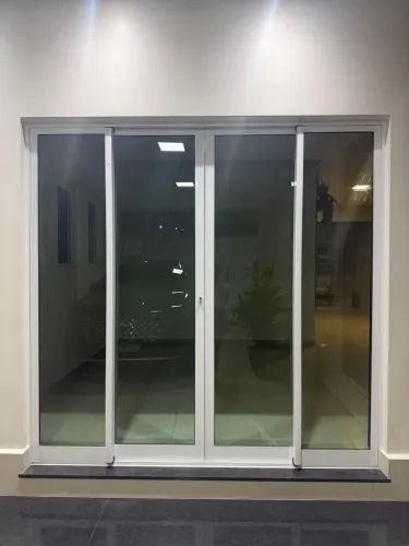 vendo porta de correr de alumínio com 4 folhas de vidro.