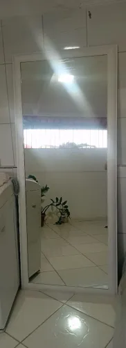 Espelho com moldura branca