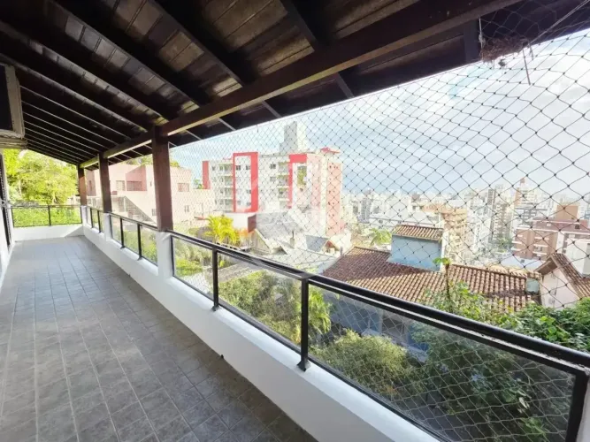 FS Casa à Venda no Centro de Florianópolis | 360 m², 6 Dormitórios e Pátio com Espaço para