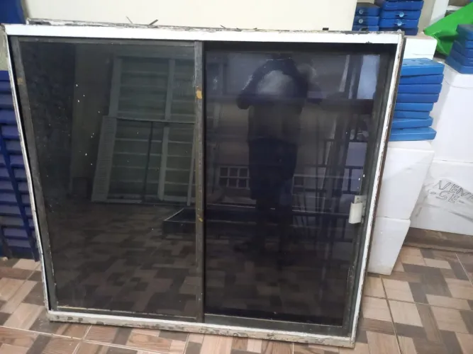 Vendo 2 janelas de 1.20 por 1.30 conservada com vidro e grade