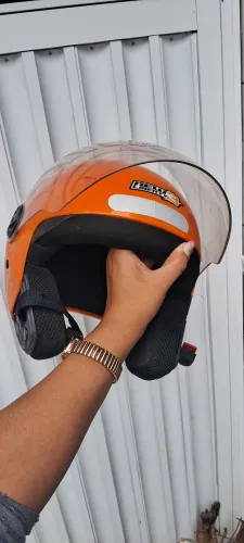 Capacete laranja