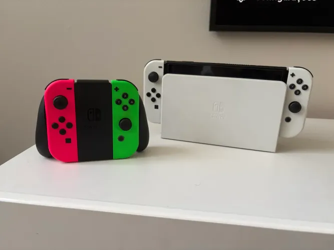 Nintendo Switch OLED com acessórios