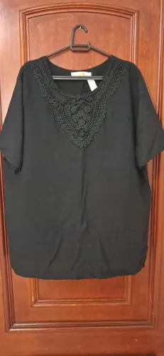 BLUSA PRETA COM TAG