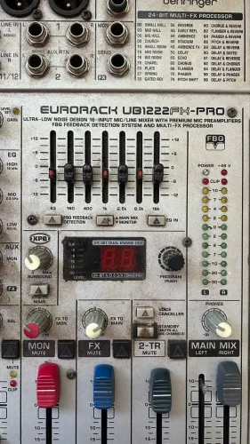Caixa de som Philco + mesa de som analógica Behringer Eurorack UB1222FX-Pro