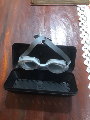 Óculos e touca para natação.
