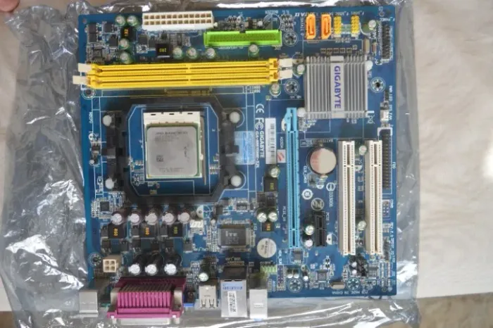 Placa mãe GYGABYTE GA-M61SME-S2L + Processador AMD Athlon 64 x 2