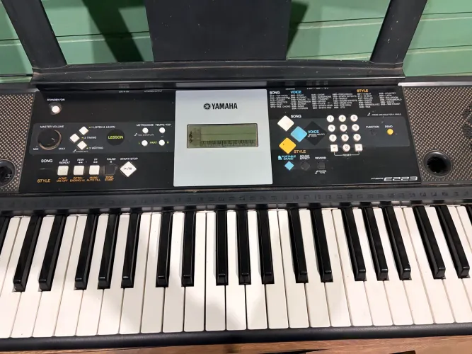Teclado Yamaha E223 em ótimo estado