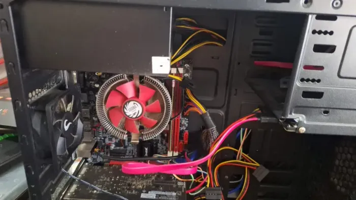 Computador de mesa (desktop). i5 3350p, GT 1030 com 4GB RAM