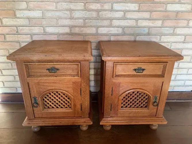 Duas cômodas vintage em madeira - conjunto clássico