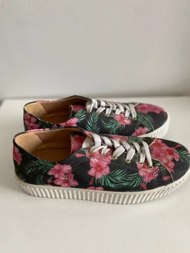 Tênis Constance estampa floral baixando o preço
