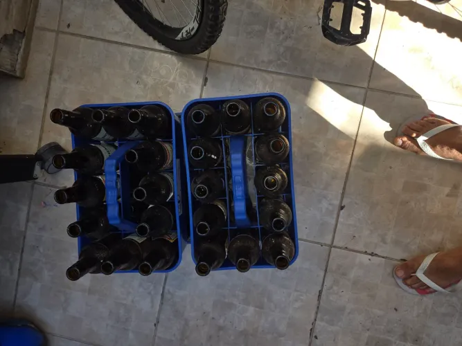 Vendo 4 engradados de litrinho para 12 garrafas mais 46 litrinhos 