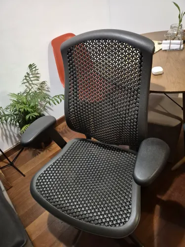 Cadeira Herman Miller + Mesa de vidro com os cavaletes