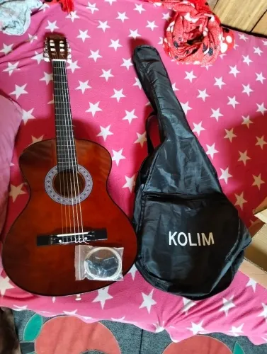 Vendo um violão sime novo em ótimo estado bem conservado