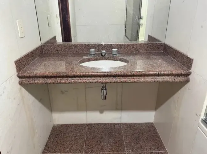 Linda Bancada em granito Vermelho Brasília com Cuba e torneira