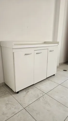 Móvel com armário branco