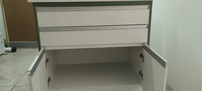 Armário com rodinhas excelente estado de conservação