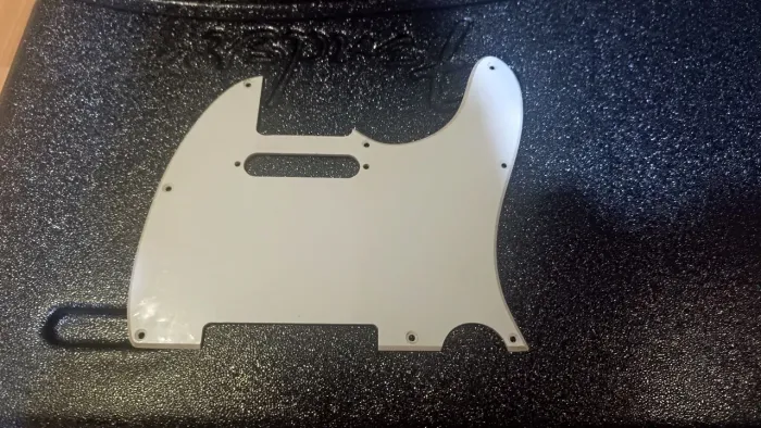 Escudo fender teleca branco 