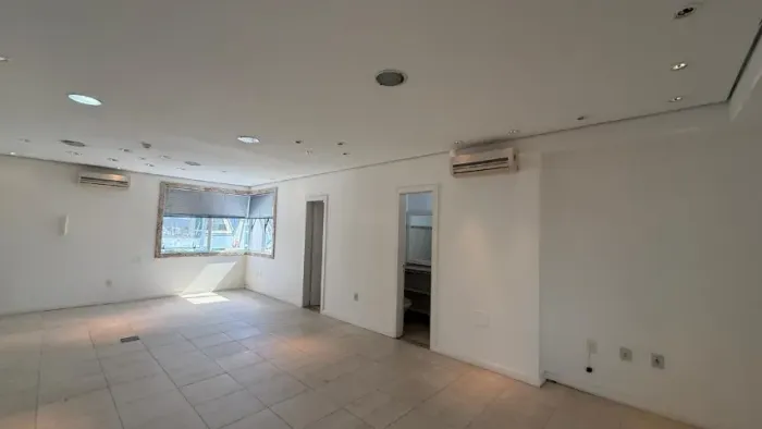 Locação Comercial - Sala com 40m² e 2 banheiros  - Itajaí 