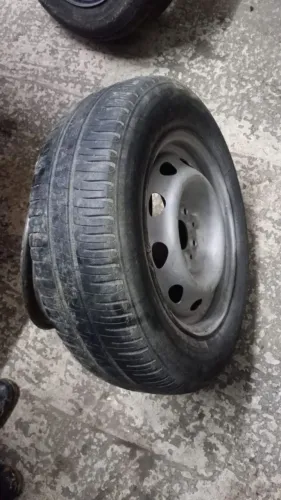 2 Rodas de ferro com o pneus