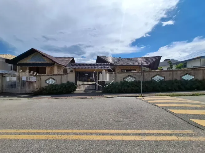 Casa 5 Quartos com 3 Suítes e 306m² - Itaguaçu