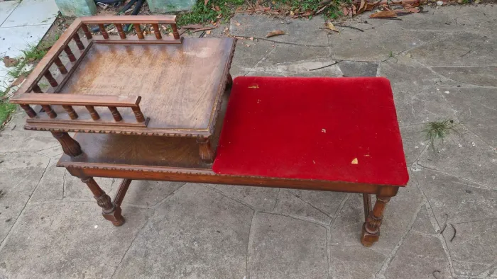 Mesa de telefone antiga para restauração