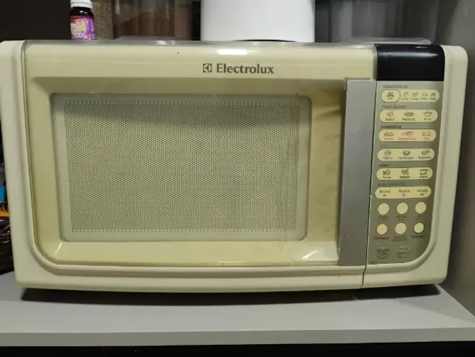 Microondas Eletrolux em uso porém avarias
