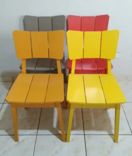 Cadeiras coloridas impecáveis!