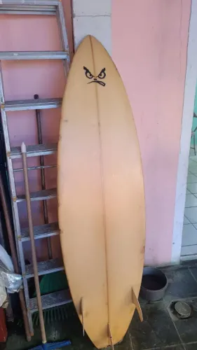 Estou vendendo essa prancha de surf , tem uns telhane nela , mas não interfere em nada!!