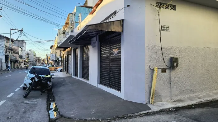 Alugo loja 70 M2 rua Teixeira de Gouveia bairro cajueiros/centro !