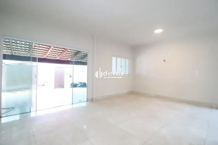 Casa com 4 quartos sendo 2 suítes disponível para locação no bairro Granada em Uberlândia-